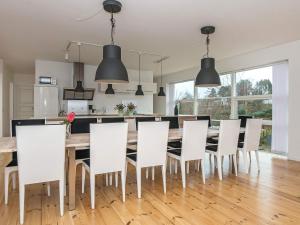 エーベルトフトにある16 person holiday home in Ebeltoftのキッチン、ダイニングルーム(テーブル、椅子付)