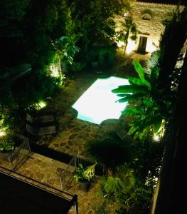 eine Draufsicht auf einen Swimmingpool bei Nacht in der Unterkunft 45BB Apartment in Carcassonne + 17 Fotos