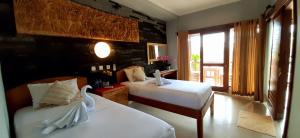 The point surfcamp Bali客房内的一张或多张床位