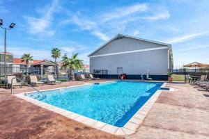 Swimming pool sa o malapit sa La Quinta Inn by Wyndham San Antonio Brooks City Base