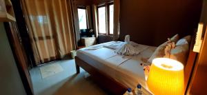 The point surfcamp Bali客房内的一张或多张床位