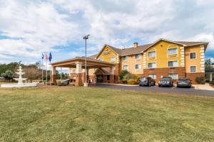 a hotel with cars parked in front of a building at Comfort Inn & Suites South Hill I-85 in South Hill
