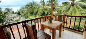 The point surfcamp Bali的阳台或露台