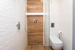 e bagno con servizi igienici e doccia. di Guesthouse YeS in Bodice a Bodice Altre 37 foto