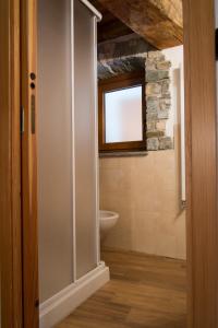 bagno con servizi igienici e finestra. di B&B Lo VAN - Camere al Verde Villaggio di Rumiod a Saint-Pierre