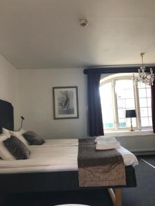 Letto o letti in una camera di Värdshuset Hwitan