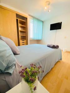 a bedroom with a bed and a table with flowers on it at Happy Little Chicago WTC in Mexico City