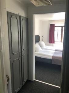 Letto o letti in una camera di Värdshuset Hwitan