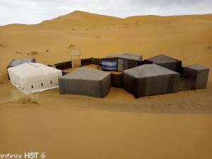 Un groupe de chameaux dans le désert dans l'établissement Sahara camel tours camp, à Merzouga 64 autres photos