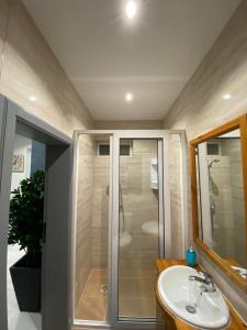 Phòng tắm tại Cosy private townhouse in heart of Senglea