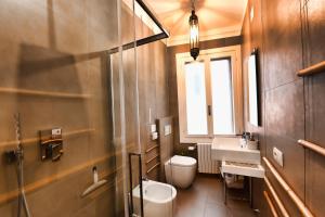 La salle de bains est pourvue de toilettes, d'un lavabo et d'une fenêtre. dans l'établissement Al Piano - home away from home, à Venise