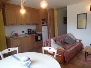 a kitchen and a living room with a couch and a table at Altikarra II in Undiano