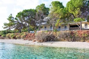 une maison sur la rive d'une plage dans l'établissement Potamitis House, à Alykes