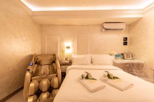 um quarto com duas camas com flores em CJ Residence - Opposite Public Bank Centre Point em Kota Kinabalu