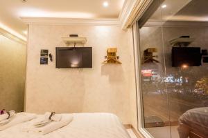 コタキナバルにあるCJ Residence - Opposite Public Bank Centre Pointのベッド、テレビ、窓が備わる客室です。 +27枚の写真