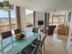 uma sala de estar com uma mesa com uma taça de fruta em Anfi del Mar Tauro Golf 2 Emerald Club em Mogán