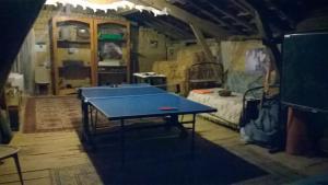 ein Zimmer mit einer Tischtennisplatte in der Unterkunft Gîte à la ferme avec piscine in Bernadets-Debat