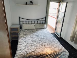Un pat sau paturi într-o cameră la Habitaciones dakar
