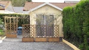 um pequeno barracão com um portão num quintal em Maisonnette à 100 M de Tarbes sud em Laloubère