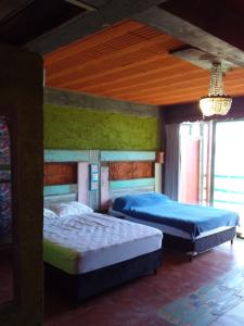 two beds in a room with at Tainha da Praia Aparthotel in Bombinhas +71 photos