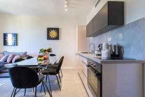 A kitchen or kitchenette at King David 19 Apartment