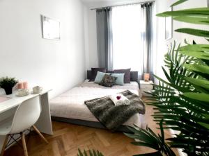 Un pat sau paturi într-o cameră la Apartament Peowiaków Queens