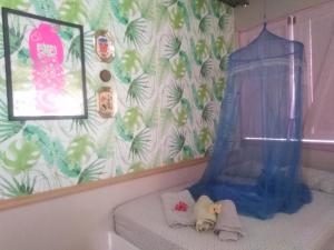 Dormitorio infantil con cortina de ducha y cuna en El Faro 13 de Puerto Viejo, en Puerto Viejo
