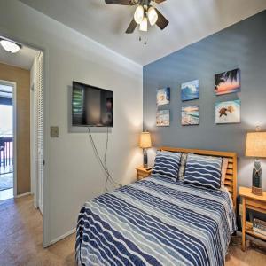Un dormitorio con una cama y un televisor de pantalla plana. en OCEANVIEW 2 Bedroom - WALK TO DOWNTOWN, en Kailua-Kona