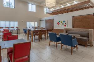 A restaurant or other place to eat at Holiday Inn Express - Indianapolis - Southeast, an IHG Hotel