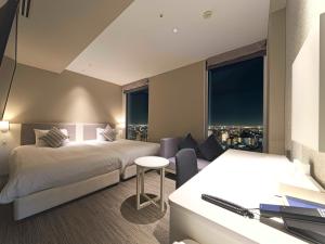Postel nebo postele na pokoji v ubytování Meitetsu Inn Nagoyaeki Shinkansenguchi + 37 fotografií