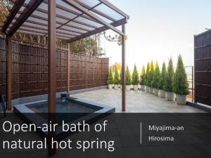 Foto dalla galleria di Ryokan with natural hot springs and okonomiyaki Miyajima-an Hiroshima a Miyajima