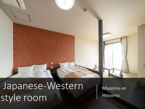 Letto o letti in una camera di Ryokan with natural hot springs and okonomiyaki Miyajima-an Hiroshima