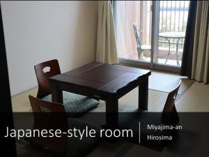 Foto dalla galleria di Ryokan with natural hot springs and okonomiyaki Miyajima-an Hiroshima a Miyajima