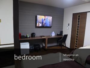TV o dispositivi per l'intrattenimento presso Ryokan with natural hot springs and okonomiyaki Miyajima-an Hiroshima