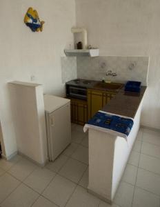 A kitchen or kitchenette at Hotel Selenunda