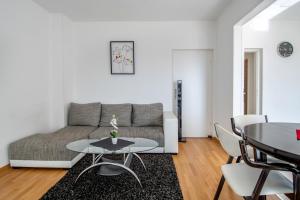 uma sala de estar com um sofá e uma mesa em Rooms&Apartments Zelux em Split