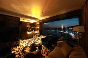 Гостиная зона в Best Louis Hamilton Hotel Gwangan
