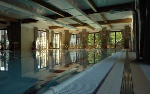 Bazén v ubytování Wellness Hotel Holzberg nebo v jeho okolí