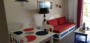 Una habitación infantil con un sofá, una mesa y sillas. en Cap Marine 8, en Le Guilvinec