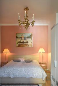 een slaapkamer met een bed en een kroonluchter bij Zur Eiche Potsdam in Potsdam
