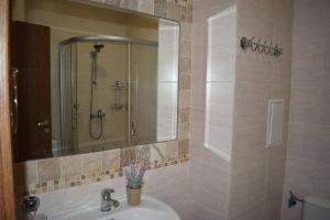 A bathroom at Cascadas Ravda - Gorgeous 2 bedrooms family apartment