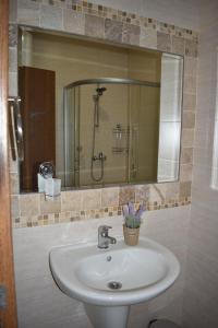 A bathroom at Cascadas Ravda - Gorgeous 2 bedrooms family apartment