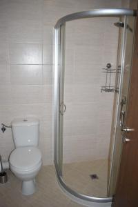 A bathroom at Cascadas Ravda - Gorgeous 2 bedrooms family apartment