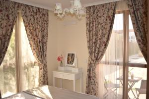 A bed or beds in a room at Cascadas Ravda - Gorgeous 2 bedrooms family apartment