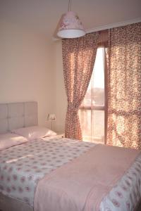 מיטה או מיטות בחדר ב-Cascadas Ravda - Gorgeous 2 bedrooms family apartment