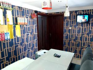 Televisyen dan/atau pusat hiburan di StayCation Suites And Apartment