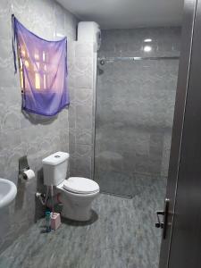 Bilik mandi di StayCation Suites And Apartment