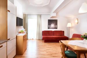 Televízia a/alebo spoločenská miestnosť v ubytovaní Aparthotel Dachsteinblick