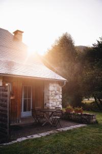 Una casa con una mesa de picnic delante de ella. en Les chalets d'Arrens, en Arrens-Marsous