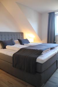 ブラウンラーゲにあるWohlfühlort in der Ferienresidenz Wurmbergblickのベッドルーム(青い枕の大型ベッド1台付)